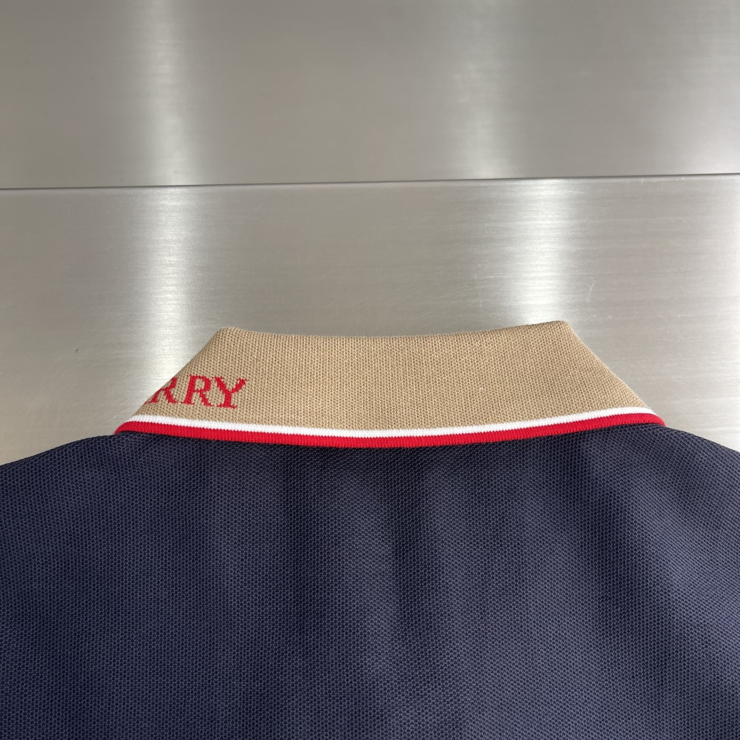 -BBR 微标Polo衫。这款选用轻盈棉质珠地网眼布打造，衣领处搭配品牌针织徽标。呈现修身版型。衣领和袖