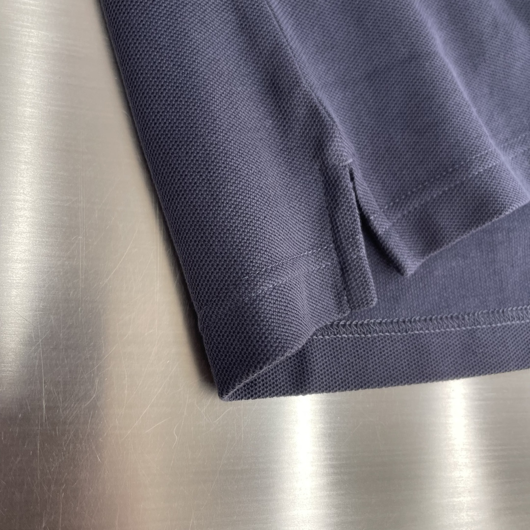 -BBR 微标Polo衫。这款选用轻盈棉质珠地网眼布打造，衣领处搭配品牌针织徽标。呈现修身版型。衣领和袖