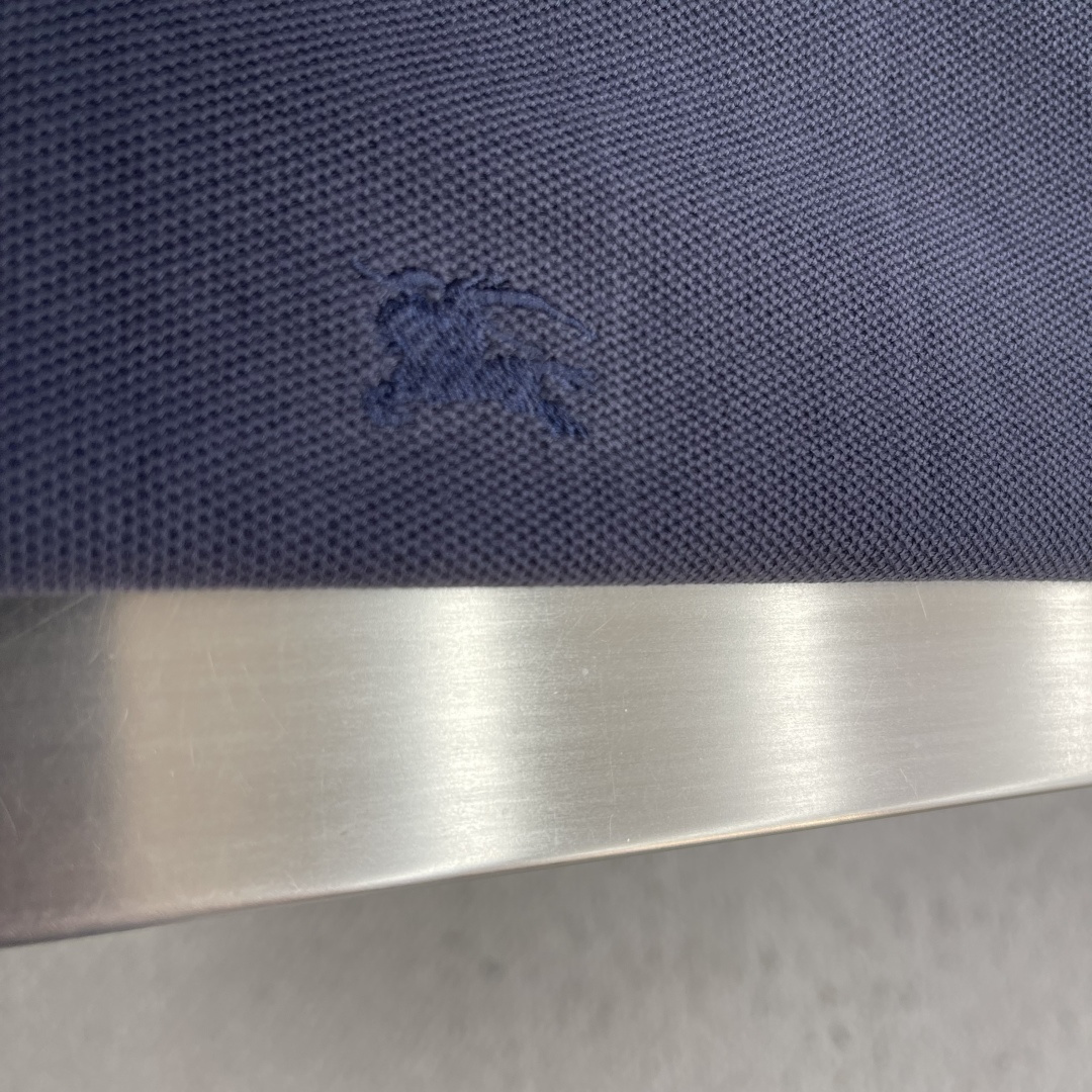 -BBR 微标Polo衫。这款选用轻盈棉质珠地网眼布打造，衣领处搭配品牌针织徽标。呈现修身版型。衣领和袖