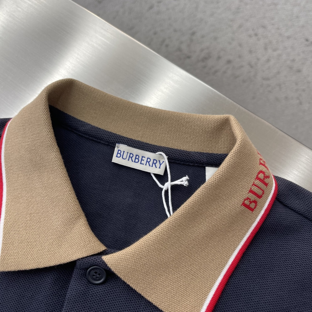 -BBR 微标Polo衫。这款选用轻盈棉质珠地网眼布打造，衣领处搭配品牌针织徽标。呈现修身版型。衣领和袖