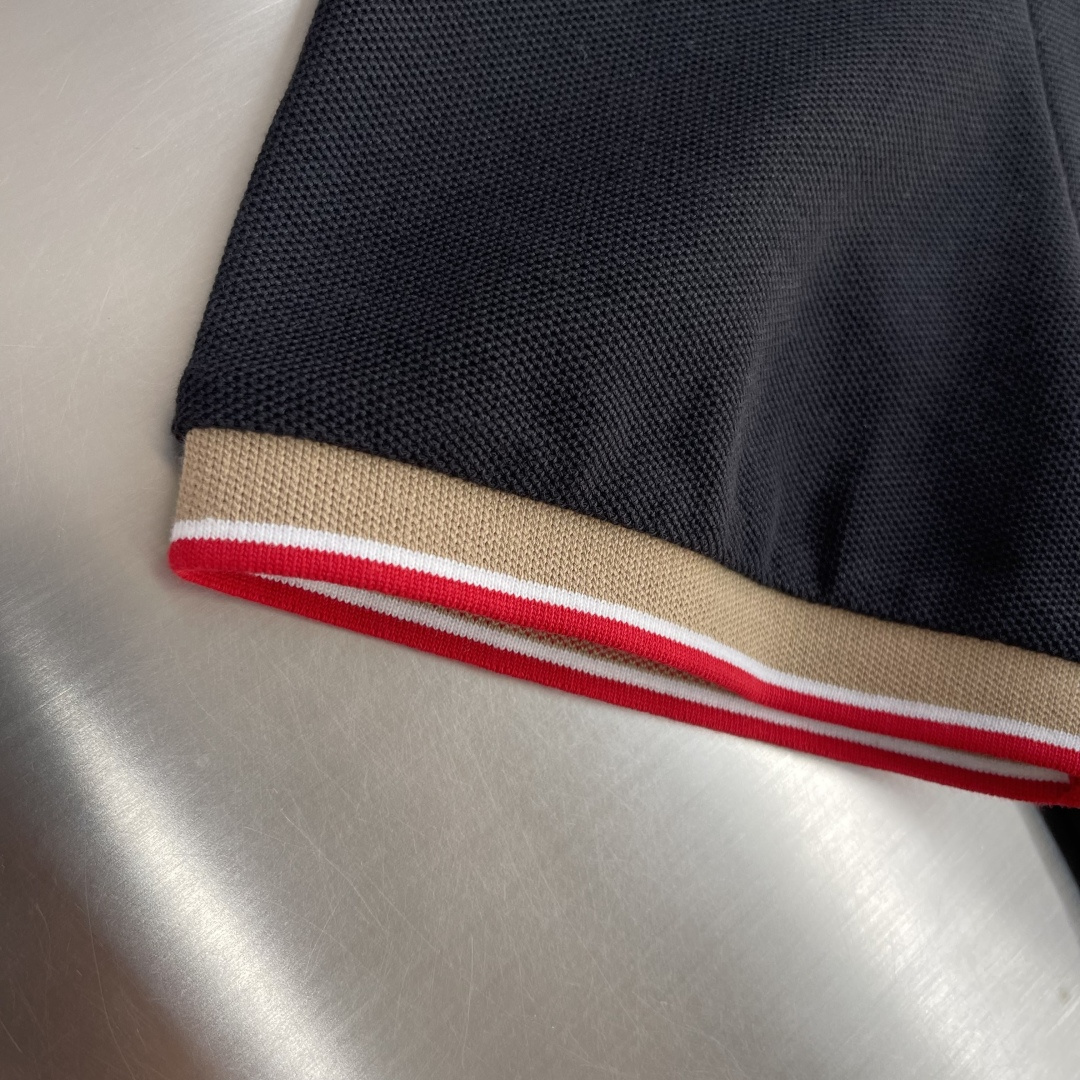 -BBR 微标Polo衫。这款选用轻盈棉质珠地网眼布打造，衣领处搭配品牌针织徽标。呈现修身版型。衣领和袖