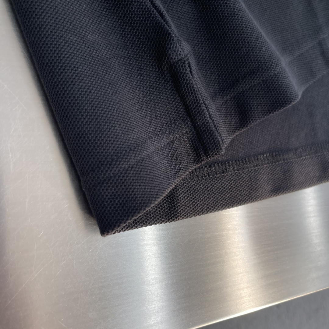 -BBR 微标Polo衫。这款选用轻盈棉质珠地网眼布打造，衣领处搭配品牌针织徽标。呈现修身版型。衣领和袖