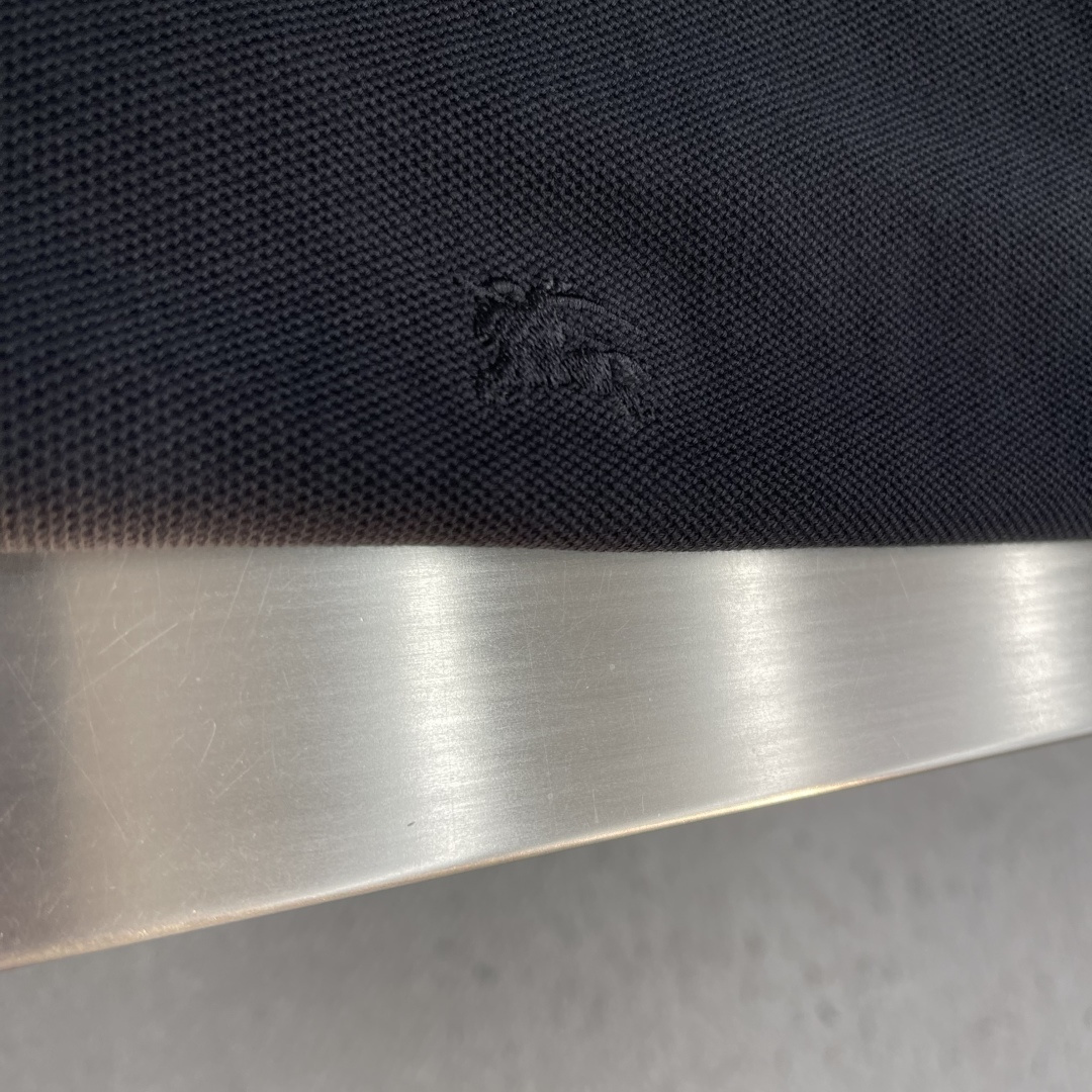 -BBR 微标Polo衫。这款选用轻盈棉质珠地网眼布打造，衣领处搭配品牌针织徽标。呈现修身版型。衣领和袖