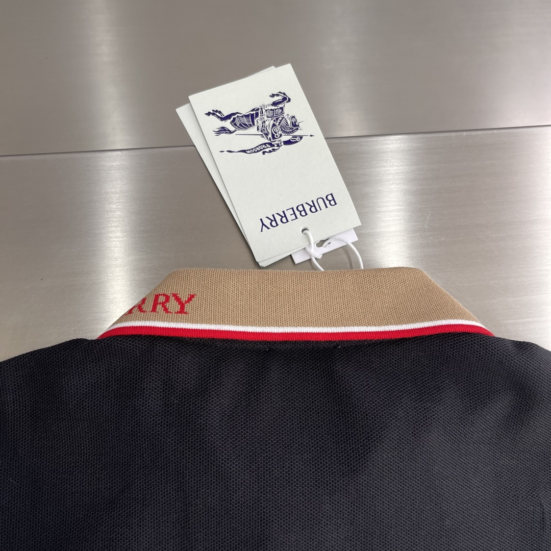 -BBR 微标Polo衫。这款选用轻盈棉质珠地网眼布打造，衣领处搭配品牌针织徽标。呈现修身版型。衣领和袖