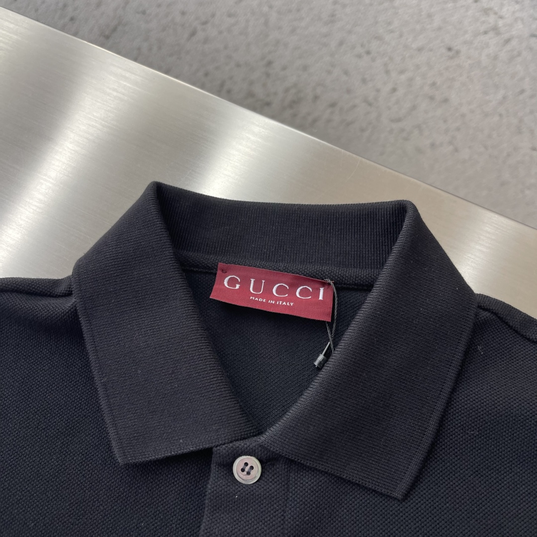 -GUCC 绣花锁扣logo Polo衫，经典翻领+三颗纽扣设计，胸前口袋配Logo刺绣，低调又有辨识度