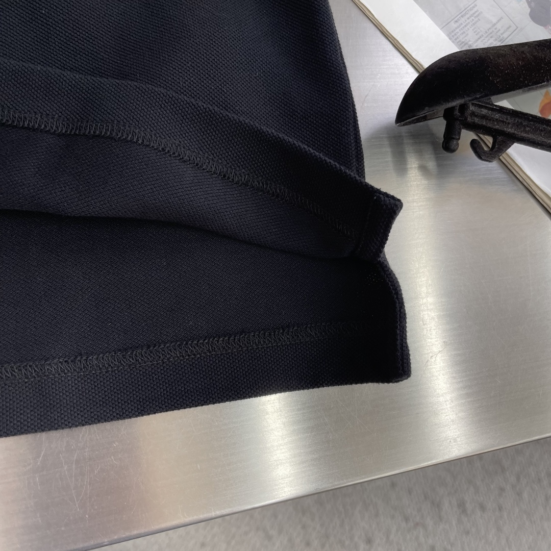 -GUCC 绣花锁扣logo Polo衫，经典翻领+三颗纽扣设计，胸前口袋配Logo刺绣，低调又有辨识度