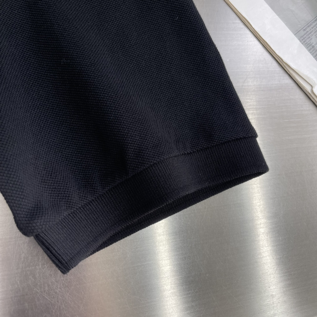 -GUCC 绣花锁扣logo Polo衫，经典翻领+三颗纽扣设计，胸前口袋配Logo刺绣，低调又有辨识度