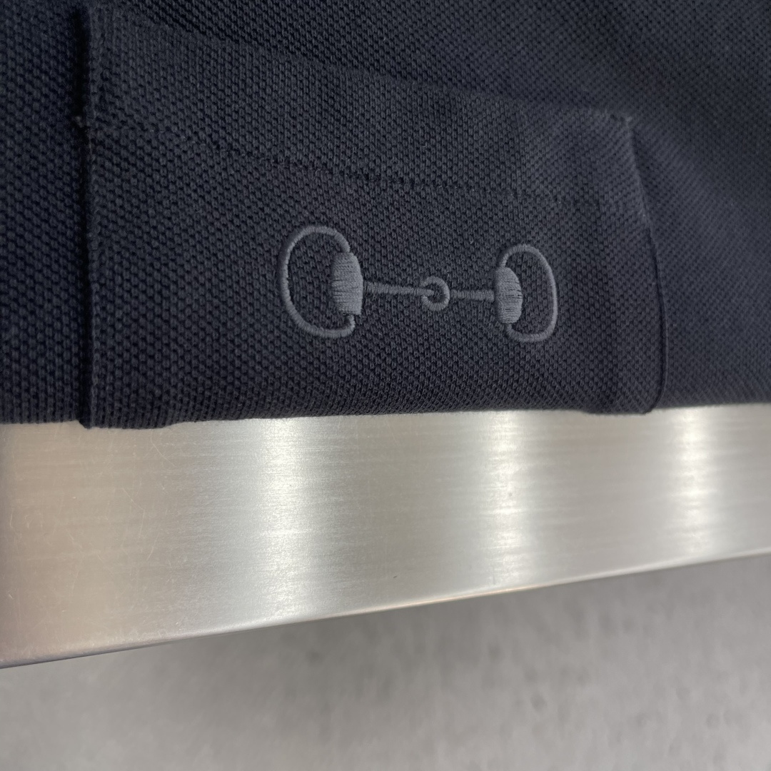 -GUCC 绣花锁扣logo Polo衫，经典翻领+三颗纽扣设计，胸前口袋配Logo刺绣，低调又有辨识度