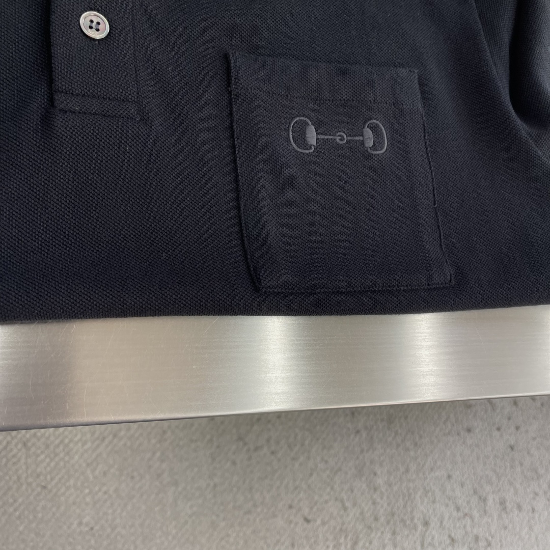 -GUCC 绣花锁扣logo Polo衫，经典翻领+三颗纽扣设计，胸前口袋配Logo刺绣，低调又有辨识度