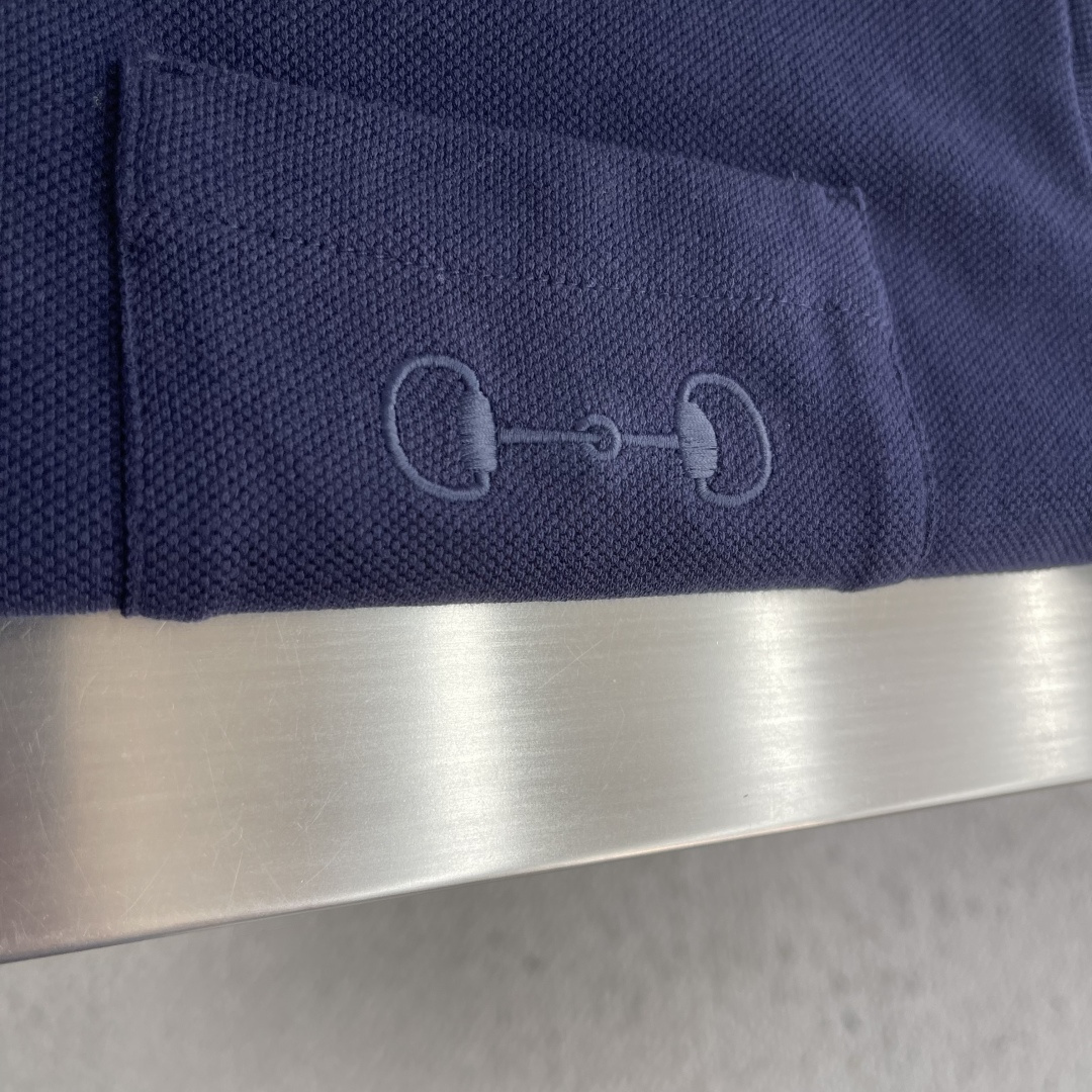 -GUCC 绣花锁扣logo Polo衫，经典翻领+三颗纽扣设计，胸前口袋配Logo刺绣，低调又有辨识度