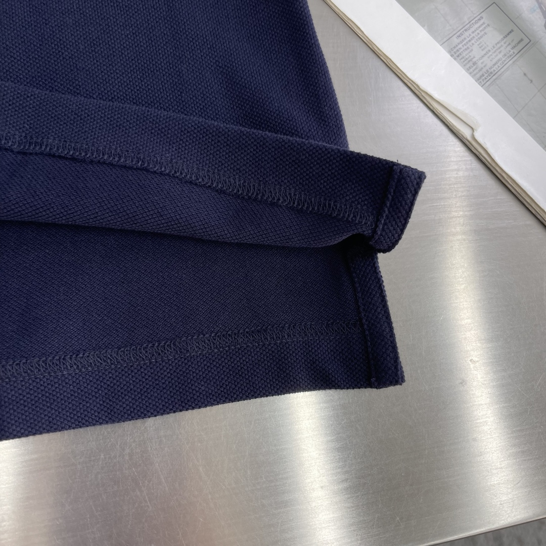 -GUCC 绣花锁扣logo Polo衫，经典翻领+三颗纽扣设计，胸前口袋配Logo刺绣，低调又有辨识度