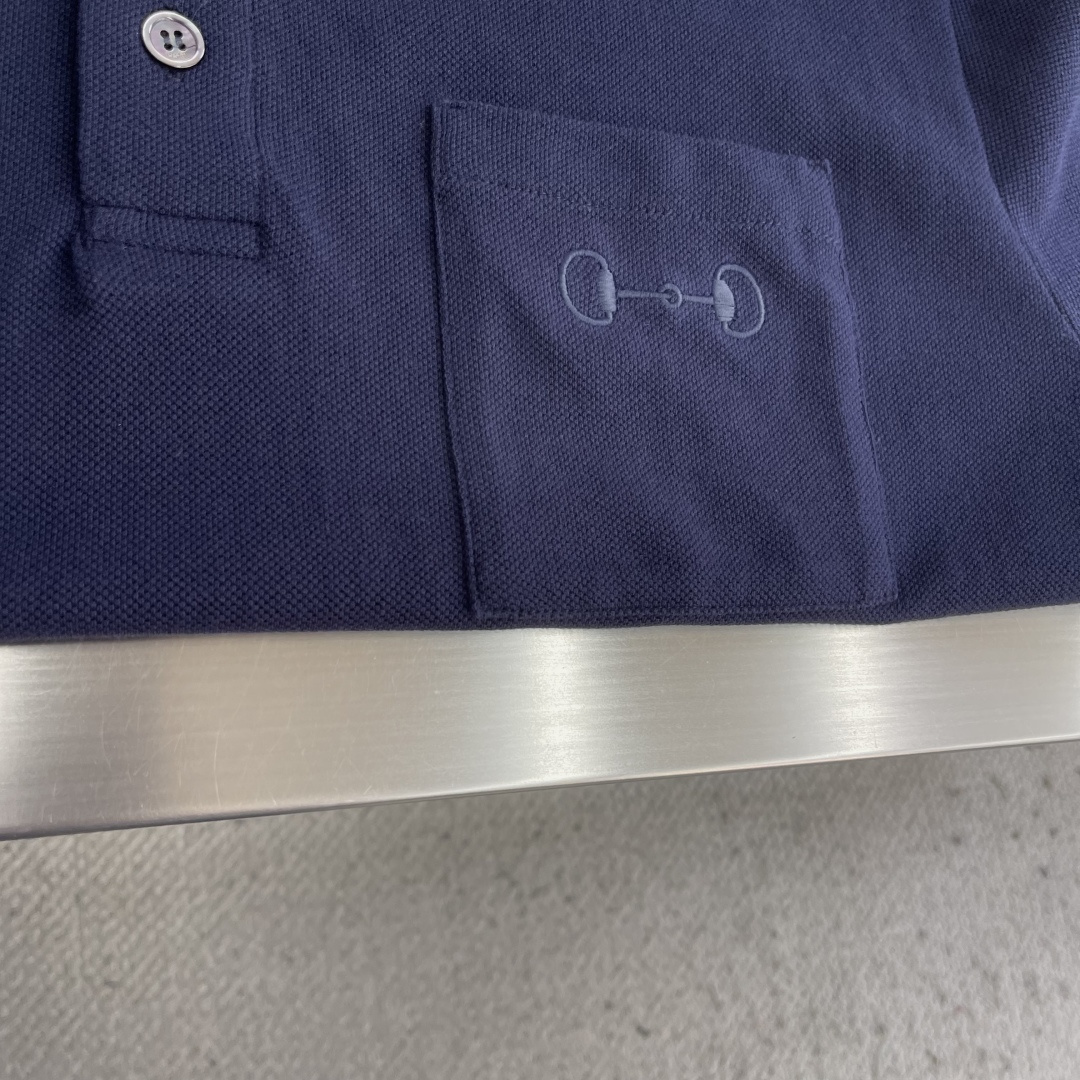 -GUCC 绣花锁扣logo Polo衫，经典翻领+三颗纽扣设计，胸前口袋配Logo刺绣，低调又有辨识度