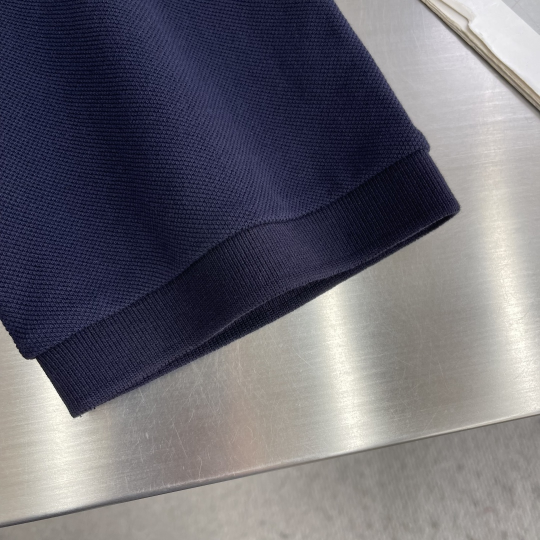 -GUCC 绣花锁扣logo Polo衫，经典翻领+三颗纽扣设计，胸前口袋配Logo刺绣，低调又有辨识度