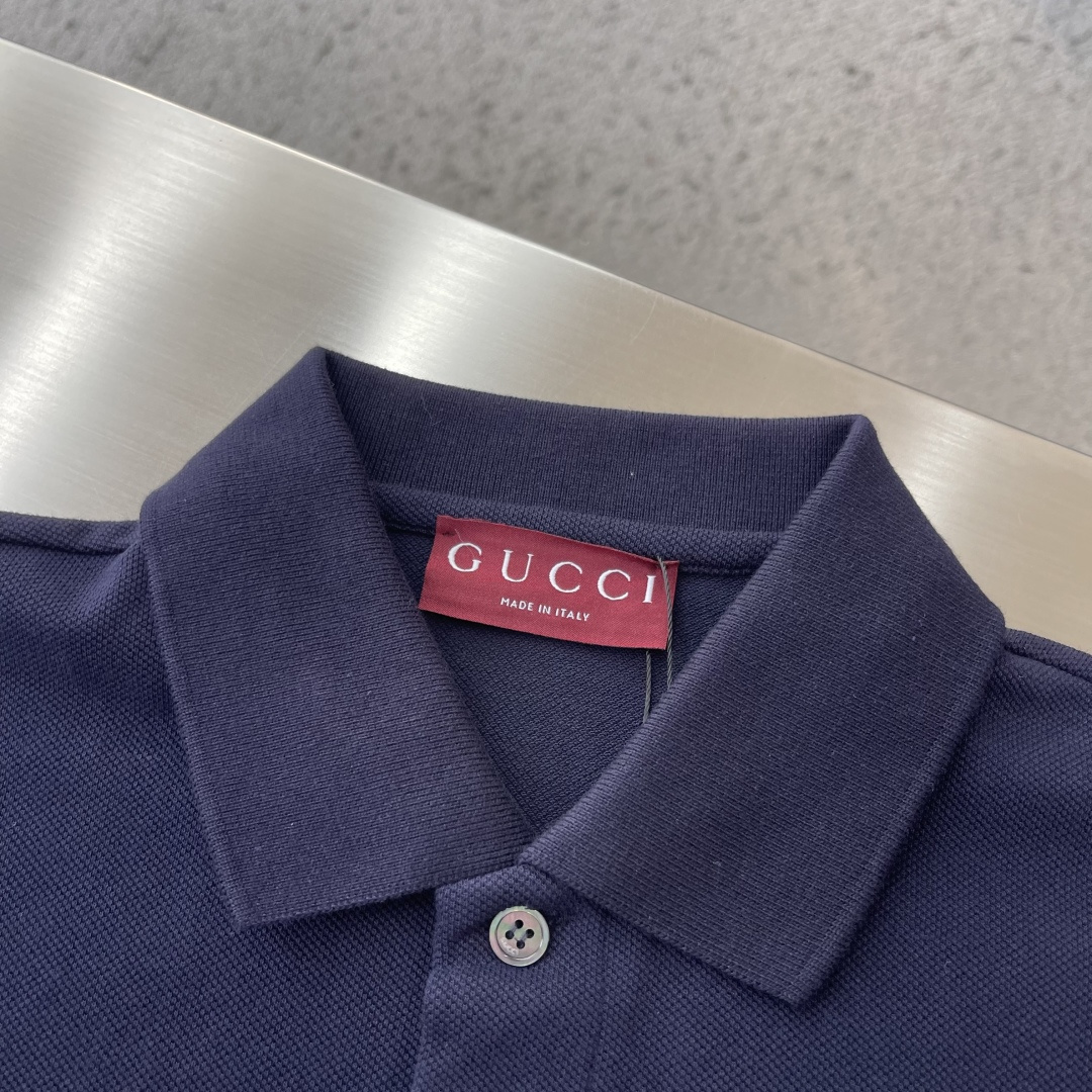 -GUCC 绣花锁扣logo Polo衫，经典翻领+三颗纽扣设计，胸前口袋配Logo刺绣，低调又有辨识度