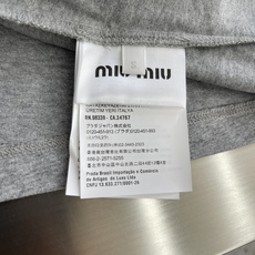 -MiuMiu 贴布绣花短袖定制柔雾擦毛棉感平纹布,细腻入微,柔软亲肤。纯净的白色T恤,像夏日里的白 -MiuMiu 贴布绣花短袖定制柔雾擦毛棉感平纹布,细腻入微,柔软亲肤。纯净的白色T恤,像夏日里的白