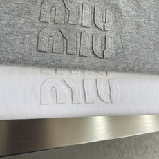 -MiuMiu 贴布绣花短袖定制柔雾擦毛棉感平纹布,细腻入微,柔软亲肤。纯净的白色T恤,像夏日里的白 -MiuMiu 贴布绣花短袖定制柔雾擦毛棉感平纹布,细腻入微,柔软亲肤。纯净的白色T恤,像夏日里的白