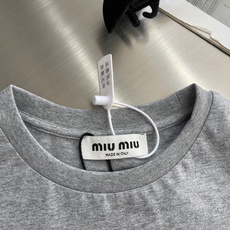 -MiuMiu 贴布绣花短袖定制柔雾擦毛棉感平纹布,细腻入微,柔软亲肤。纯净的白色T恤,像夏日里的白 -MiuMiu 贴布绣花短袖定制柔雾擦毛棉感平纹布,细腻入微,柔软亲肤。纯净的白色T恤,像夏日里的白