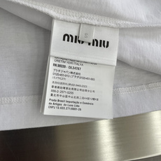 -MiuMiu 贴布绣花短袖定制柔雾擦毛棉感平纹布,细腻入微,柔软亲肤。纯净的白色T恤,像夏日里的白 -MiuMiu 贴布绣花短袖定制柔雾擦毛棉感平纹布,细腻入微,柔软亲肤。纯净的白色T恤,像夏日里的白
