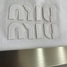 -MiuMiu 贴布绣花短袖定制柔雾擦毛棉感平纹布,细腻入微,柔软亲肤。纯净的白色T恤,像夏日里的白 -MiuMiu 贴布绣花短袖定制柔雾擦毛棉感平纹布,细腻入微,柔软亲肤。纯净的白色T恤,像夏日里的白
