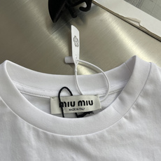 -MiuMiu 贴布绣花短袖定制柔雾擦毛棉感平纹布,细腻入微,柔软亲肤。纯净的白色T恤,像夏日里的白 -MiuMiu 贴布绣花短袖定制柔雾擦毛棉感平纹布,细腻入微,柔软亲肤。纯净的白色T恤,像夏日里的白
