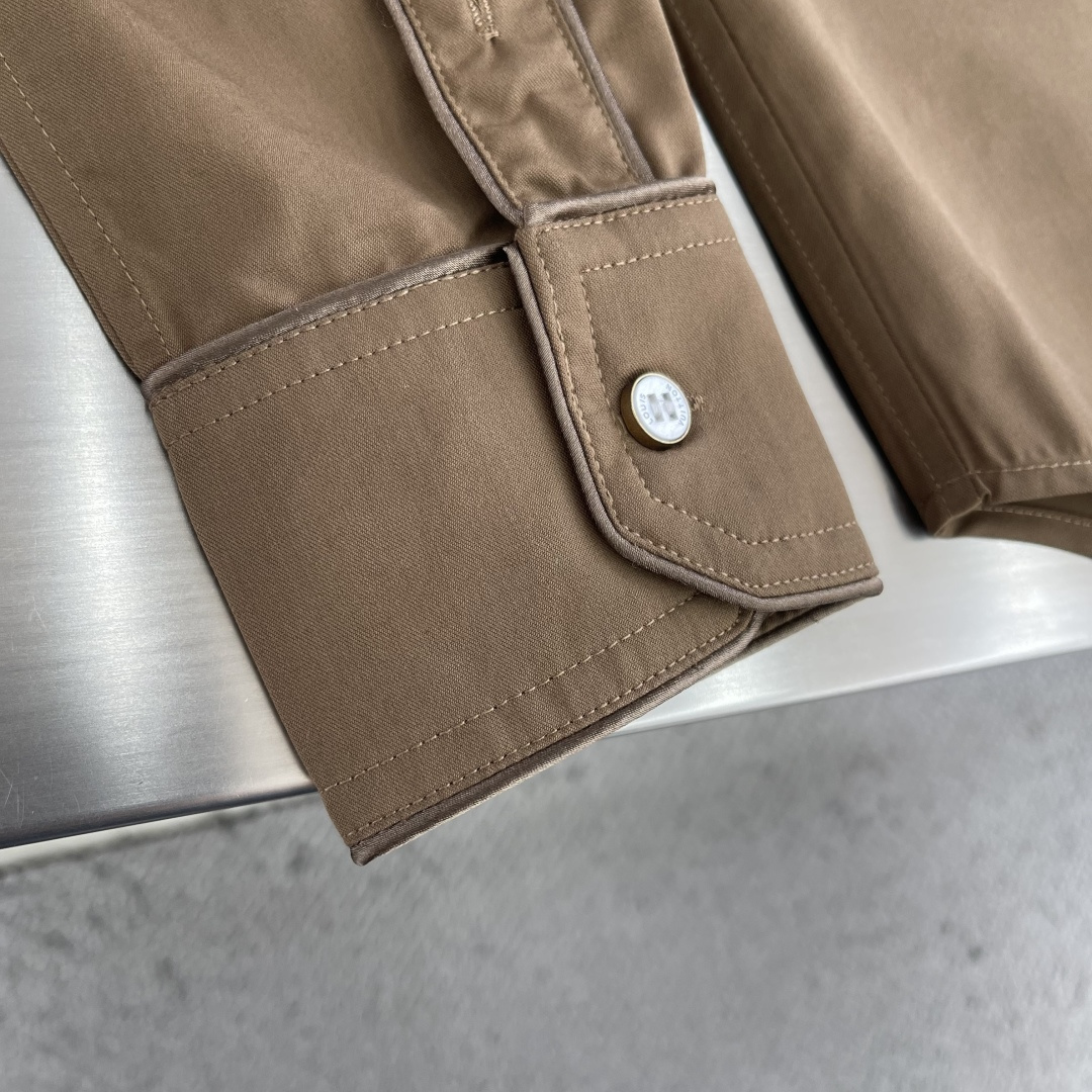 -驴牌 新款绵羊毛长袖衬衫出自秋冬秀场，为上部的繁复刺绣融入 Monogram 花卉。西部风格育克和镶边