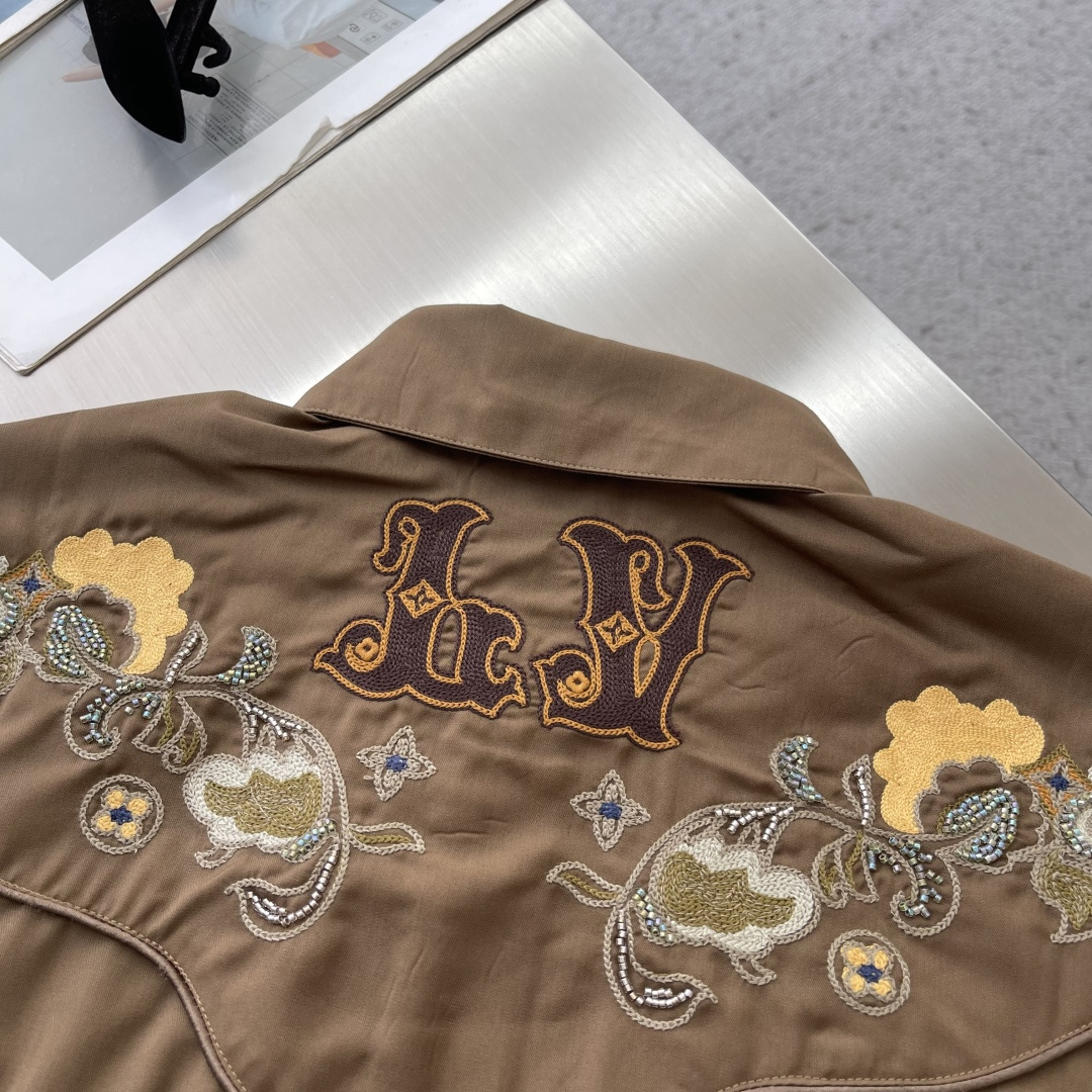 -驴牌 新款绵羊毛长袖衬衫出自秋冬秀场，为上部的繁复刺绣融入 Monogram 花卉。西部风格育克和镶边