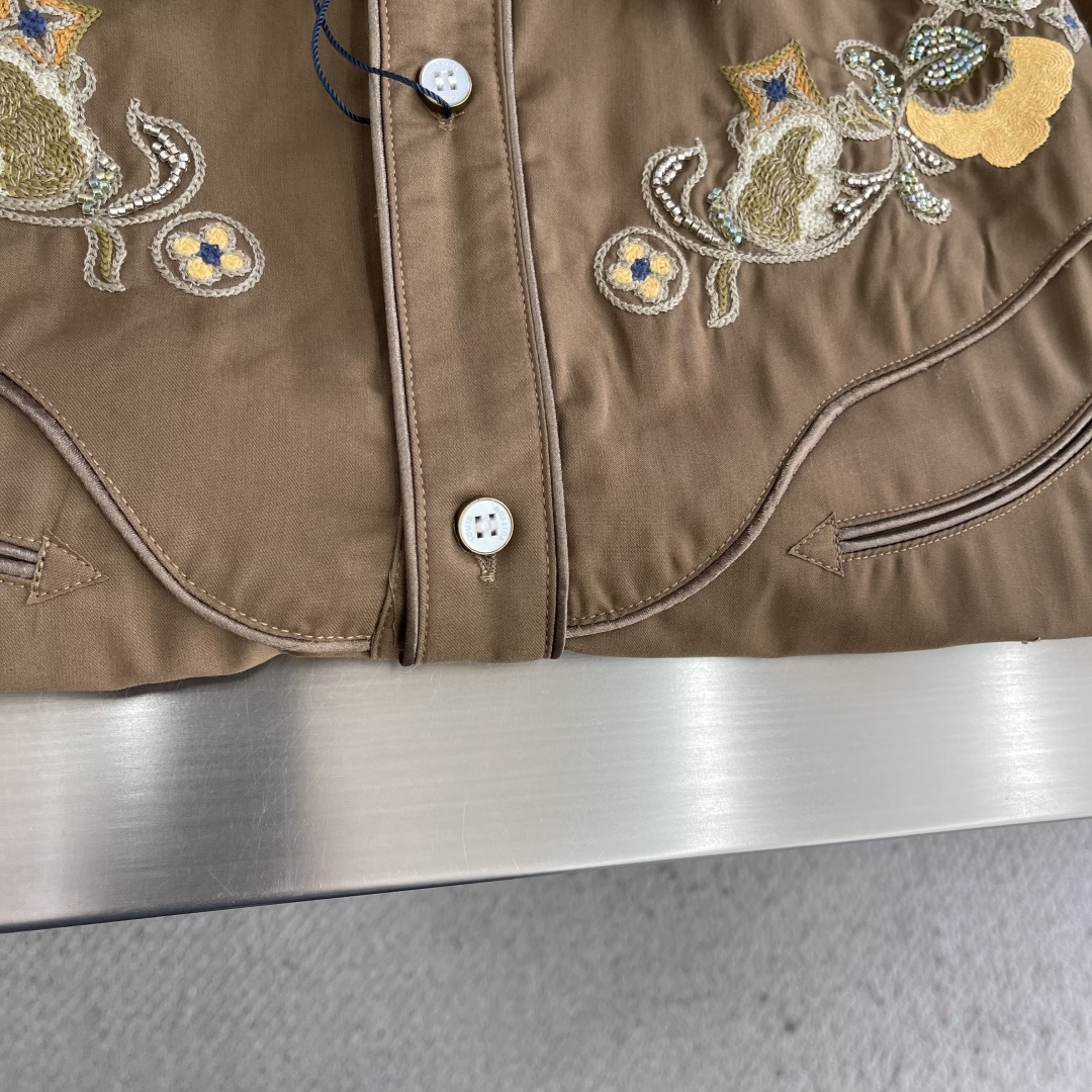 -驴牌 新款绵羊毛长袖衬衫出自秋冬秀场，为上部的繁复刺绣融入 Monogram 花卉。西部风格育克和镶边