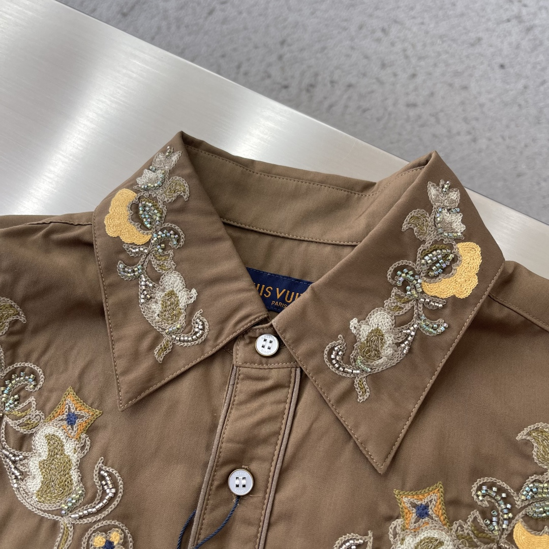 -驴牌 新款绵羊毛长袖衬衫出自秋冬秀场，为上部的繁复刺绣融入 Monogram 花卉。西部风格育克和镶边