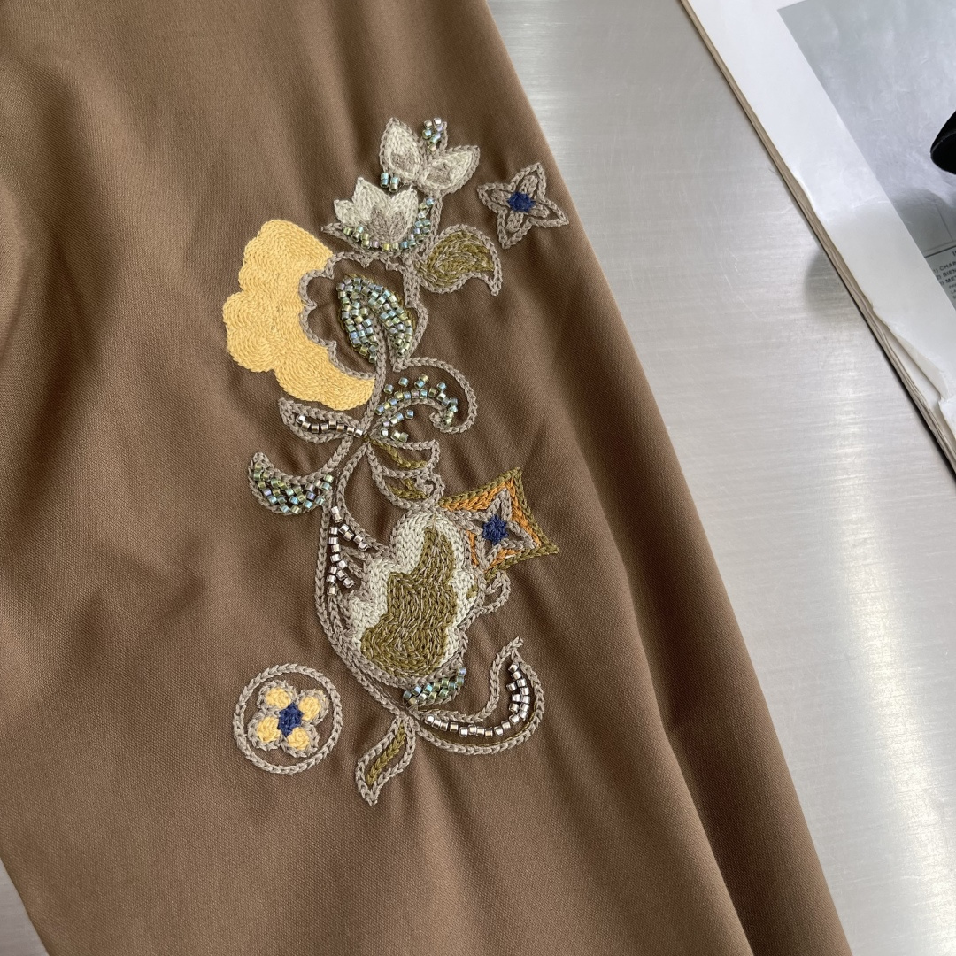 -驴牌 新款绵羊毛长袖衬衫出自秋冬秀场，为上部的繁复刺绣融入 Monogram 花卉。西部风格育克和镶边