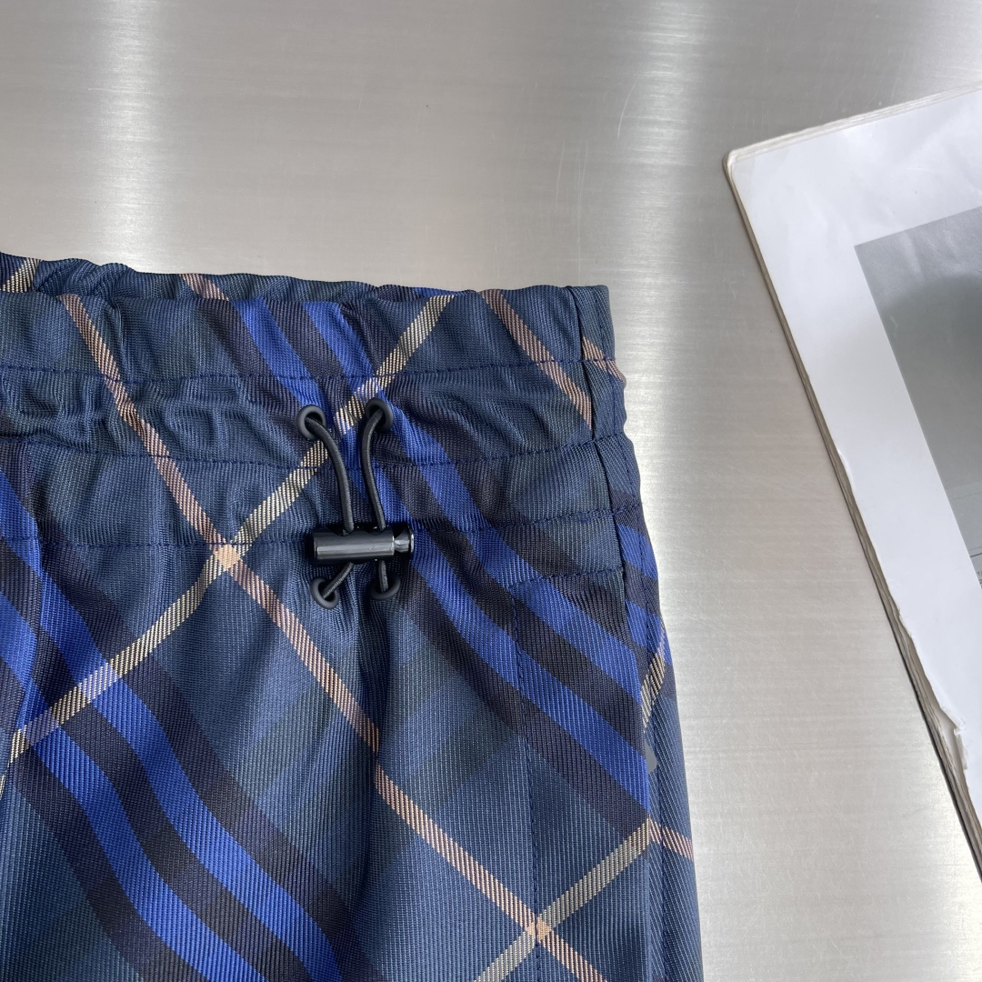 -BBR 格纹抽绳短裤，选用意大利精纺斜纹面料打造，装饰 Bur 格纹和马术骑士徽标（EKD）贴花。呈现