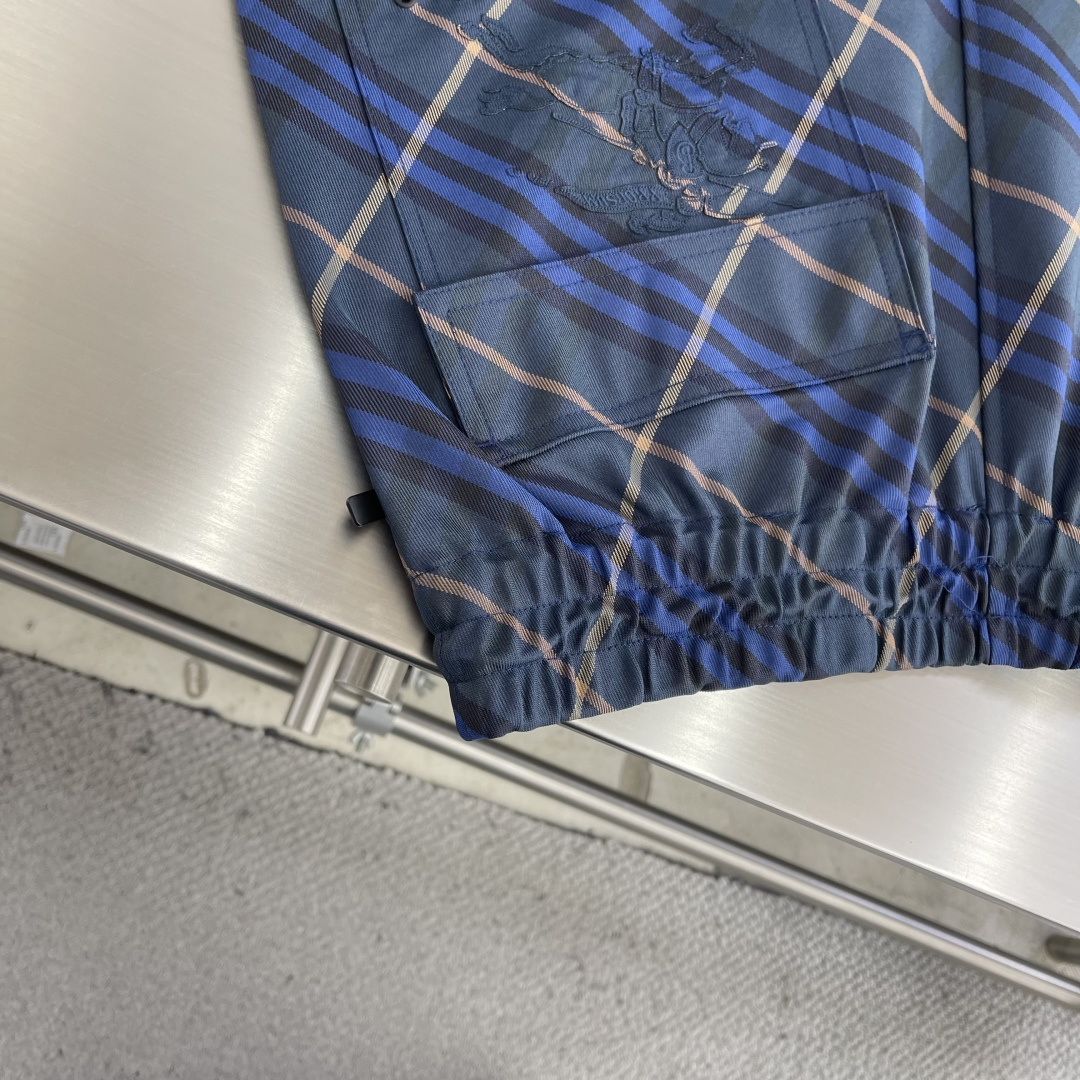 -BBR 格纹抽绳短裤，选用意大利精纺斜纹面料打造，装饰 Bur 格纹和马术骑士徽标（EKD）贴花。呈现