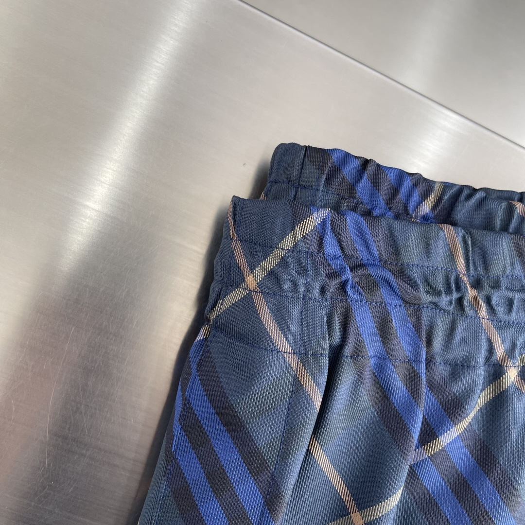 -BBR 格纹抽绳短裤，选用意大利精纺斜纹面料打造，装饰 Bur 格纹和马术骑士徽标（EKD）贴花。呈现