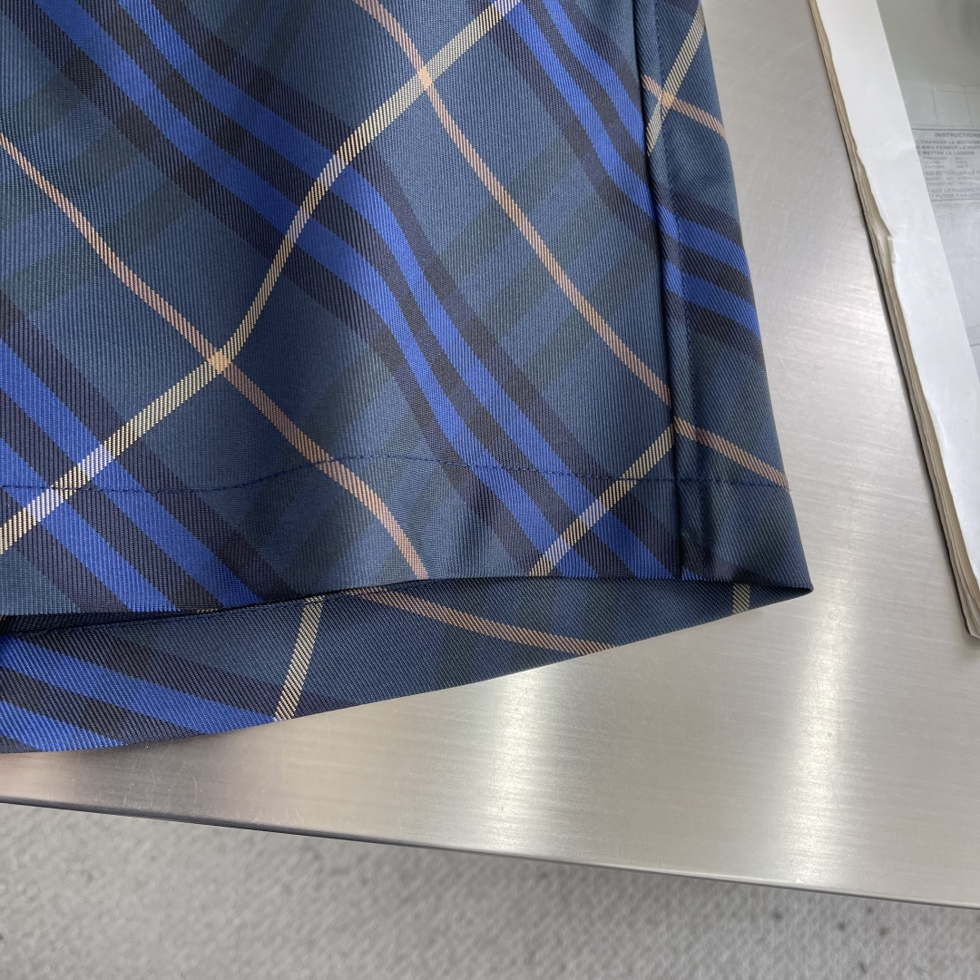 -BBR 格纹抽绳短裤，选用意大利精纺斜纹面料打造，装饰 Bur 格纹和马术骑士徽标（EKD）贴花。呈现