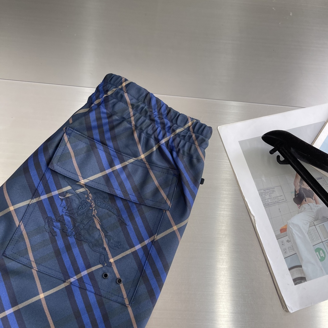 -BBR 格纹抽绳短裤，选用意大利精纺斜纹面料打造，装饰 Bur 格纹和马术骑士徽标（EKD）贴花。呈现