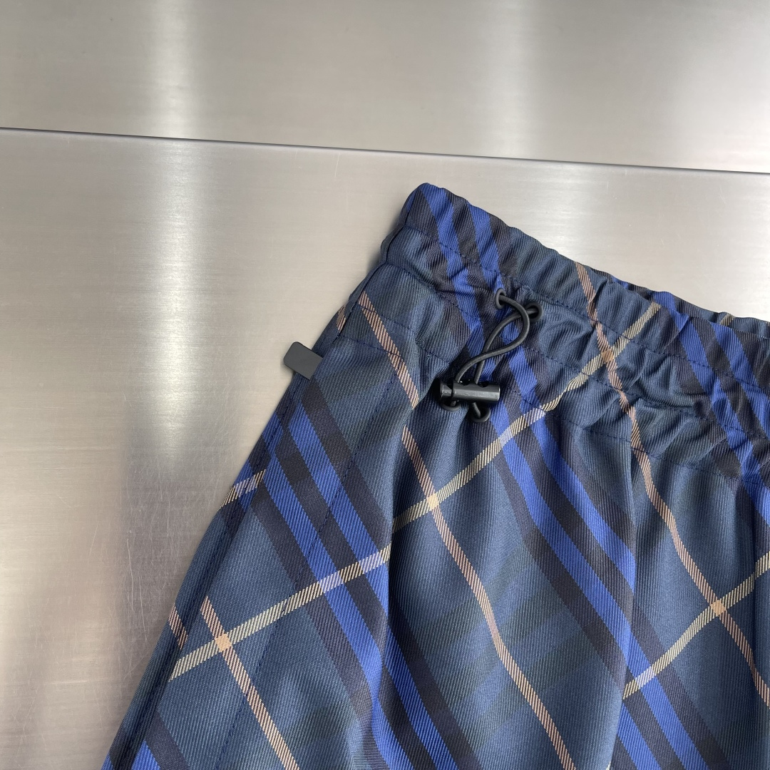 -BBR 格纹抽绳短裤，选用意大利精纺斜纹面料打造，装饰 Bur 格纹和马术骑士徽标（EKD）贴花。呈现