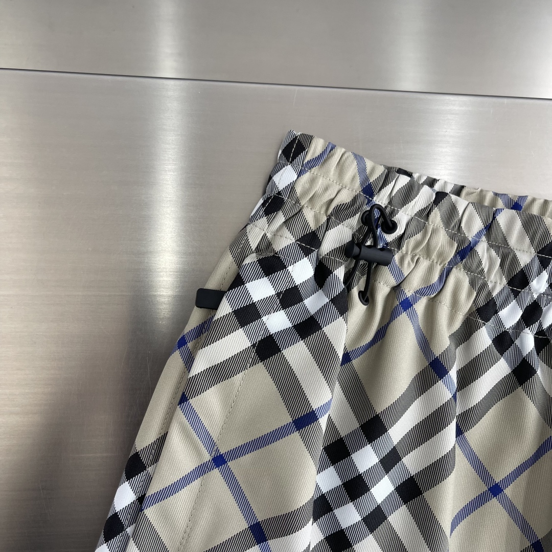 -BBR 格纹抽绳短裤，选用意大利精纺斜纹面料打造，装饰 Bur 格纹和马术骑士徽标（EKD）贴花。呈现