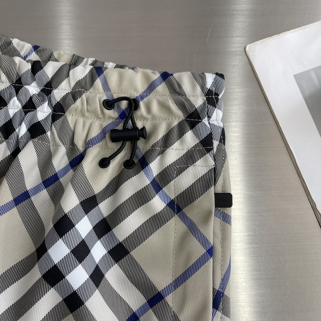 -BBR 格纹抽绳短裤，选用意大利精纺斜纹面料打造，装饰 Bur 格纹和马术骑士徽标（EKD）贴花。呈现