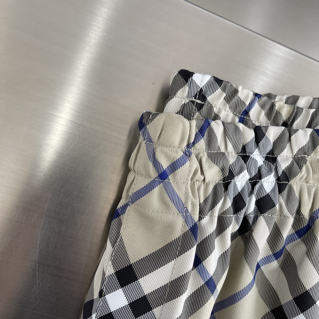 -BBR 格纹抽绳短裤，选用意大利精纺斜纹面料打造，装饰 Bur 格纹和马术骑士徽标（EKD）贴花。呈现