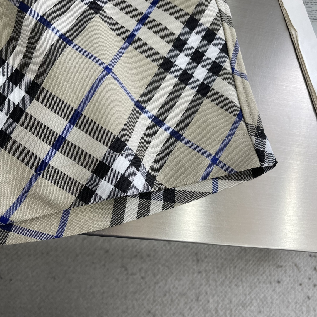 -BBR 格纹抽绳短裤，选用意大利精纺斜纹面料打造，装饰 Bur 格纹和马术骑士徽标（EKD）贴花。呈现