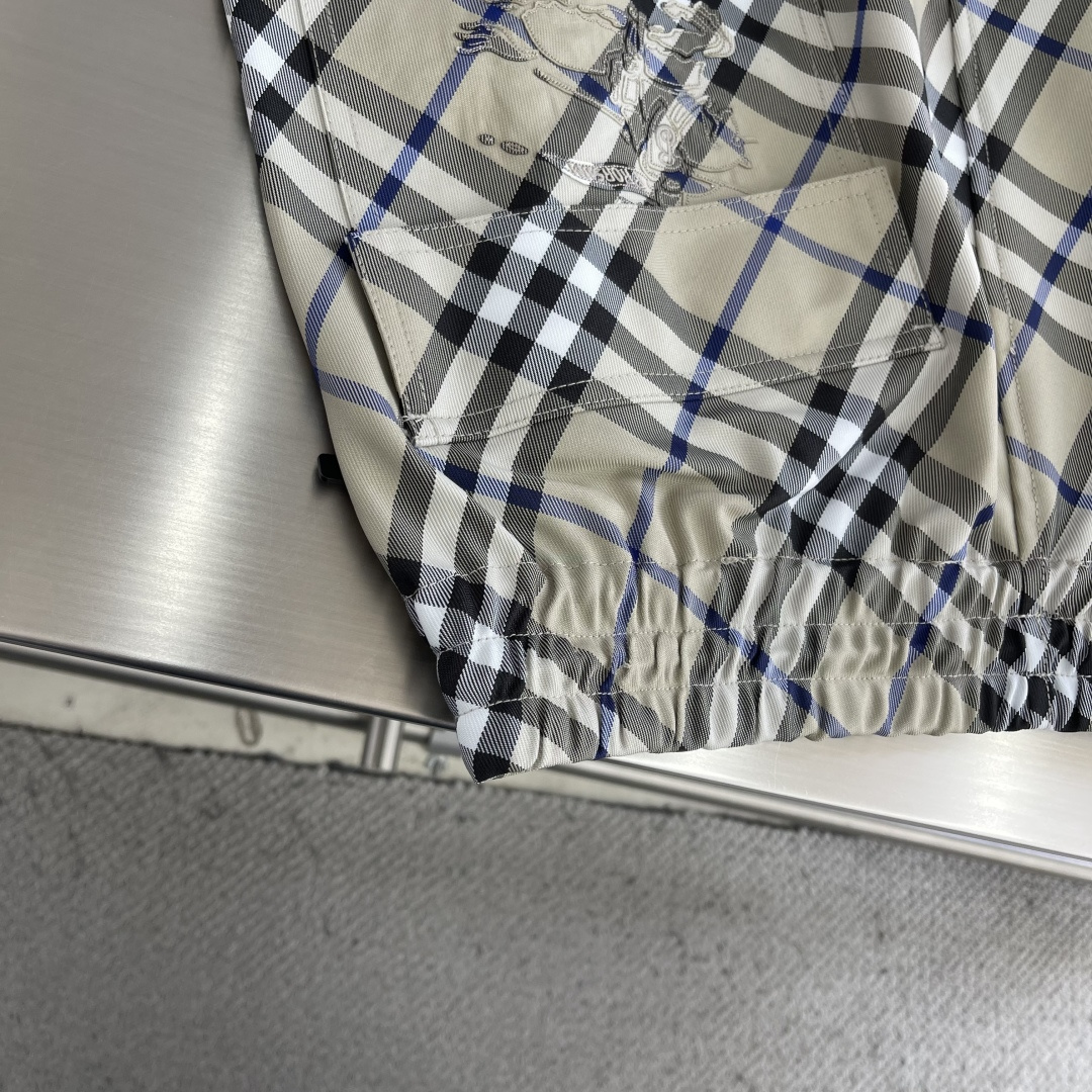 -BBR 格纹抽绳短裤，选用意大利精纺斜纹面料打造，装饰 Bur 格纹和马术骑士徽标（EKD）贴花。呈现