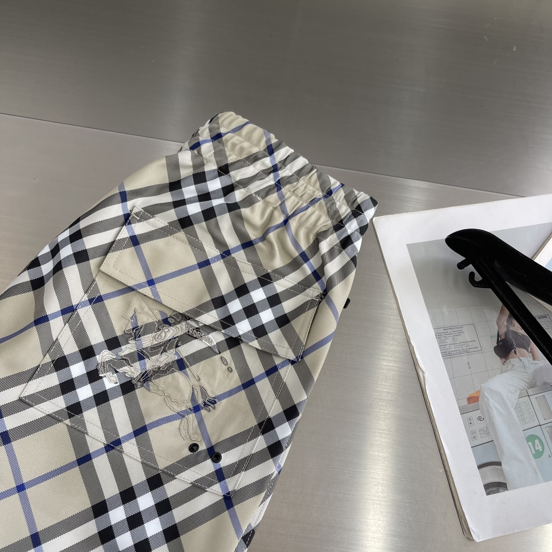 -BBR 格纹抽绳短裤，选用意大利精纺斜纹面料打造，装饰 Bur 格纹和马术骑士徽标（EKD）贴花。呈现