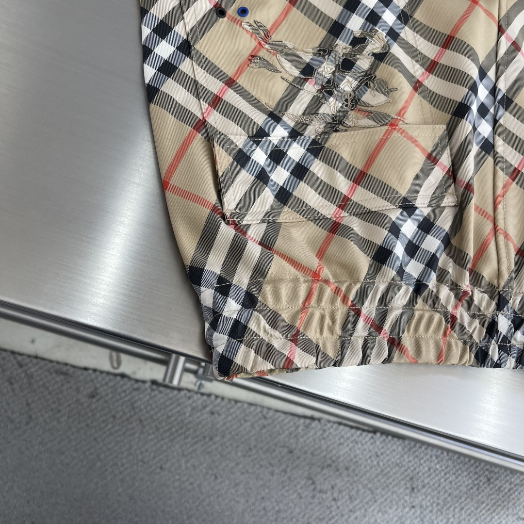 -BBR 格纹抽绳短裤，选用意大利精纺斜纹面料打造，装饰 Bur 格纹和马术骑士徽标（EKD）贴花。呈现