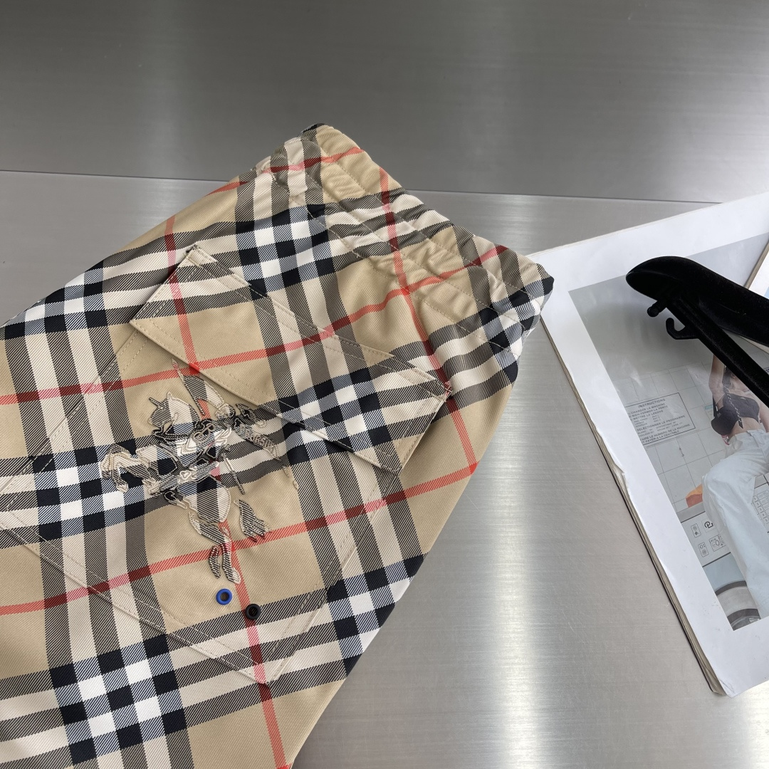 -BBR 格纹抽绳短裤，选用意大利精纺斜纹面料打造，装饰 Bur 格纹和马术骑士徽标（EKD）贴花。呈现