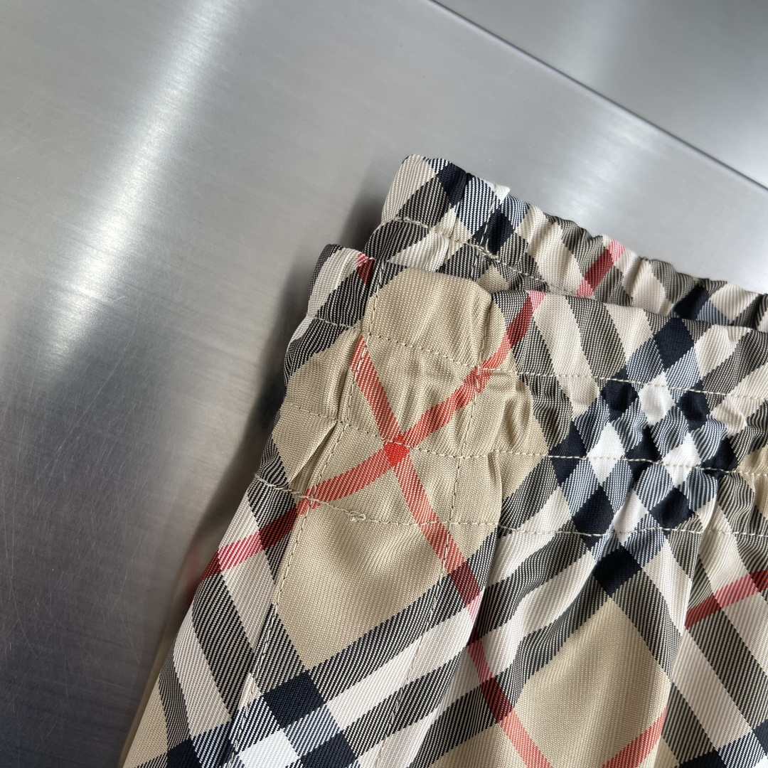 -BBR 格纹抽绳短裤，选用意大利精纺斜纹面料打造，装饰 Bur 格纹和马术骑士徽标（EKD）贴花。呈现