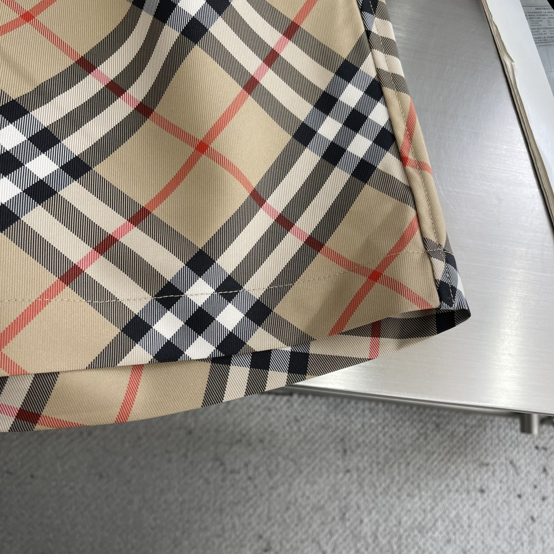 -BBR 格纹抽绳短裤，选用意大利精纺斜纹面料打造，装饰 Bur 格纹和马术骑士徽标（EKD）贴花。呈现