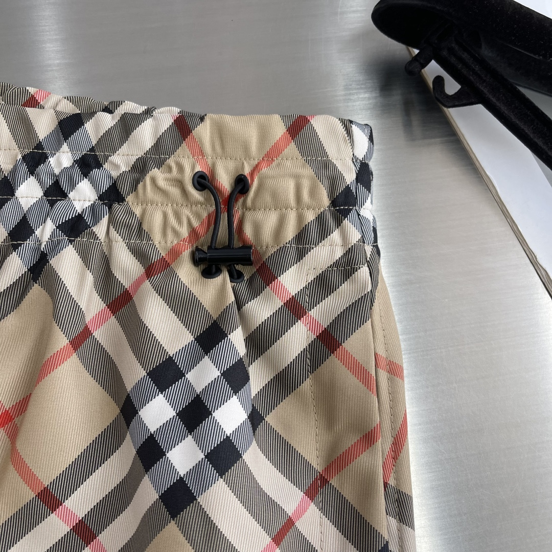 -BBR 格纹抽绳短裤，选用意大利精纺斜纹面料打造，装饰 Bur 格纹和马术骑士徽标（EKD）贴花。呈现