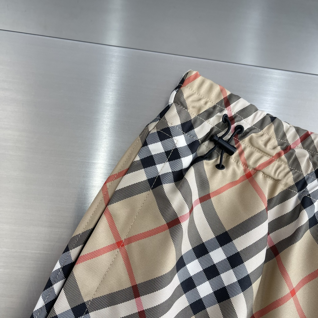 -BBR 格纹抽绳短裤，选用意大利精纺斜纹面料打造，装饰 Bur 格纹和马术骑士徽标（EKD）贴花。呈现