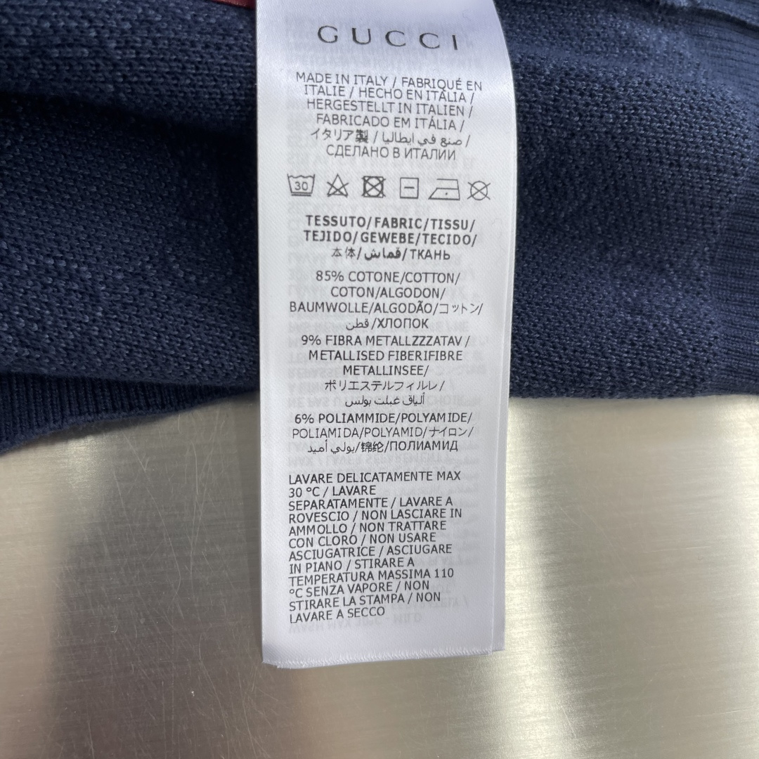 -GUCC 26ss新款该系列中，经典GG图案通过不同的纺织工艺呈现，打造丰富的视觉效果。这款Polo衫