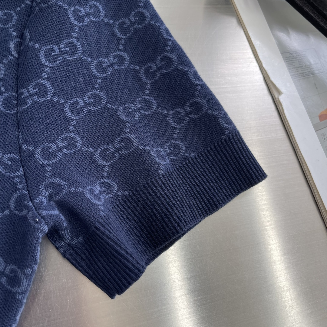 -GUCC 26ss新款该系列中，经典GG图案通过不同的纺织工艺呈现，打造丰富的视觉效果。这款Polo衫