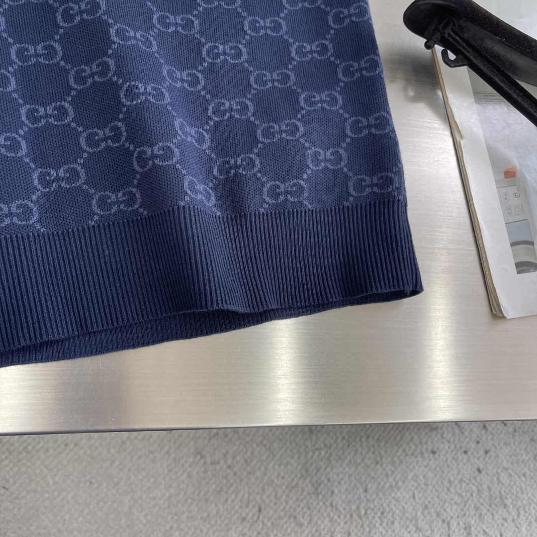 -GUCC 26ss新款该系列中，经典GG图案通过不同的纺织工艺呈现，打造丰富的视觉效果。这款Polo衫